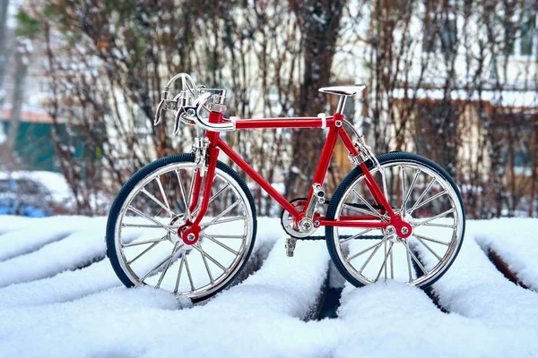 Egy Piros Bicikli Fémből Készült Játék Modell Végre Pontossággal Télen — Stock Fotó
