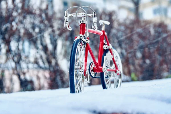 Modello Giocattolo Una Bicicletta Rossa Metallo Eseguita Con Buona Precisione — Foto Stock