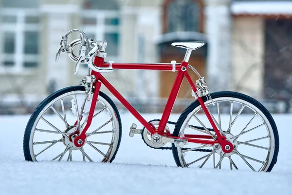 Modello Giocattolo Una Bicicletta Rossa Metallo Eseguita Con Buona Precisione — Foto Stock