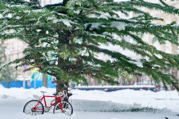 Una Bicicleta Roja Juguete Para Las Ramas Nevadas Abeto Verde —  Fotos de Stock