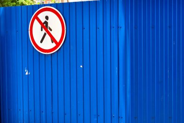 yaya geçidi oluklu metal mavi sac ve tehlikeli bir bölge ile inşaat alanı boyunca döşeme derviş tenteli