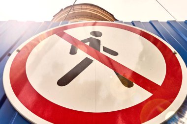 beyaz kırmızı çizgili ve mavi renk bir metal çit üzerinde bir tehlike bölgedeki insanların hareket yasaklayan bir adam işareti