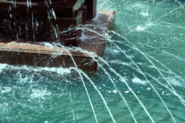 噴水の多くの薄いストリーム破るアウトのパイプのノズルから上緑色の水ボウルに暖かい夏の日に 市の中心部に — ストック写真