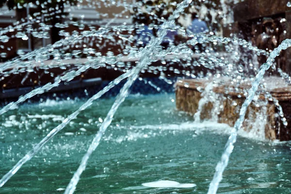 Многие Тонкие Ручьи Фонтана Вырываются Сопел Трубы Над Зеленоватой Водой — стоковое фото
