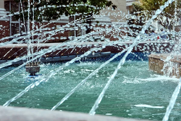 Многие Тонкие Ручьи Фонтана Вырываются Сопел Трубы Над Зеленоватой Водой — стоковое фото