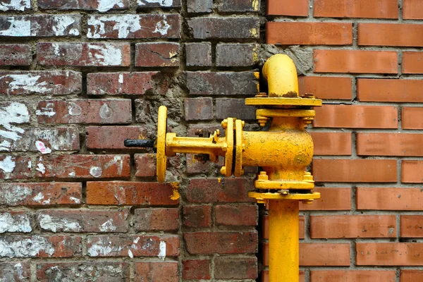 Sokakta Bir Yaz Gününde Bina Eski Sarı Gaz Borusu Evlere — Stok fotoğraf