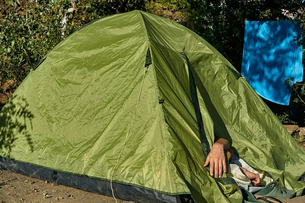 Sovande Kille Gryningen Turist Vandring Hand Sticker Ett Grönt Tält — Stockfoto