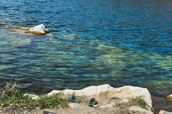 Crystal Clear Blue Cool Water Shore Wild Lake Quarry People — Stock Photo, Image