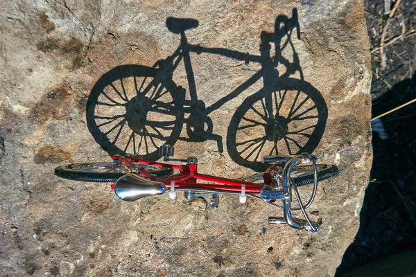 Czerwony Zabawka Metalowa Rower Nad Jeziorem Czystą Wodą Jasny Słoneczny — Zdjęcie stockowe