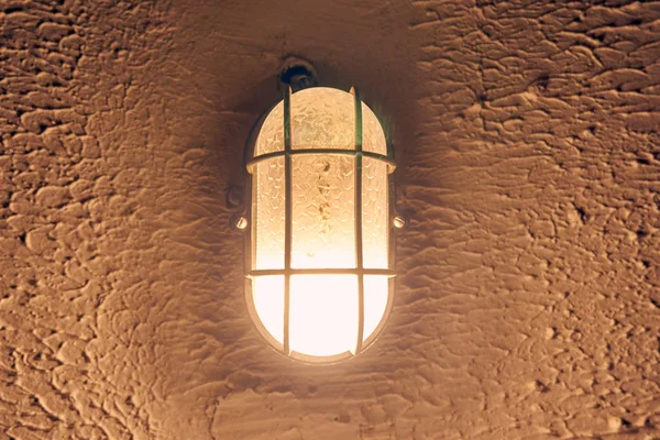 Incandescent Warm Light Burning Old Lamp Hanging Concrete Wall Dark — Stock Photo, Image