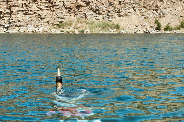 Tipo Con Una Botella Champán Sumerge Bajo Agua Lago Claro — Foto de Stock