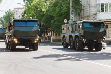 Rostov-on-Don / Rusya - Mayıs 2018: geçit töreni gerçek askeri teçhizat ve asker zafer onuruna şehrin sokaklarında