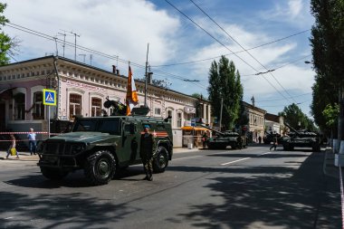 Rostov-on-Don / Rusya - Mayıs 2018: geçit töreni gerçek askeri teçhizat ve asker zafer onuruna şehrin sokaklarında