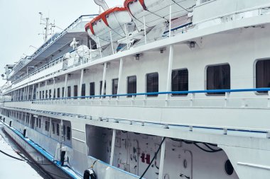 Bir beyaz mavi demirleyen deste yolcu gemisi kabin ve merdiven pencereler ile dolgu üzerinde