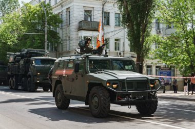 Rostov-on-Don / Rusya - Mayıs 2018: geçit töreni gerçek askeri teçhizat ve asker zafer onuruna şehrin sokaklarında