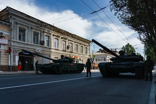 罗斯托夫在唐 俄罗斯 2018年5月 在城市的街道上的真正军事装备和战士的游行为荣誉胜利 — 图库照片