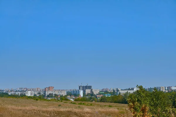 Панорама Большого Города Высокими Кирпичными Домами Краю Леса Летний День — стоковое фото