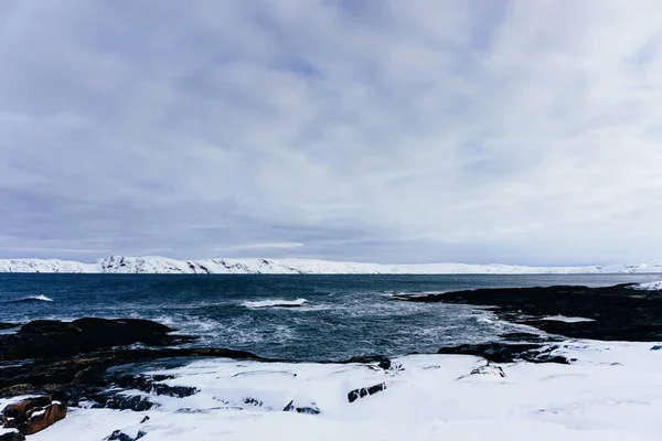 Skaliste Wybrzeże Niebieski Ocean Zimny Północy Pokryte Śniegiem Zimowy Mroźny — Zdjęcie stockowe