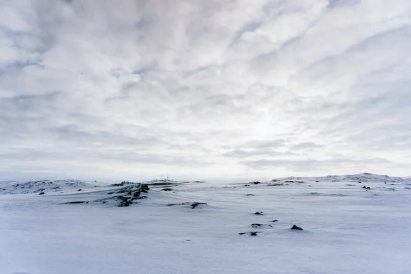 Tundra soğuk kış aylarında kar kalın bir tabaka altında Arctic