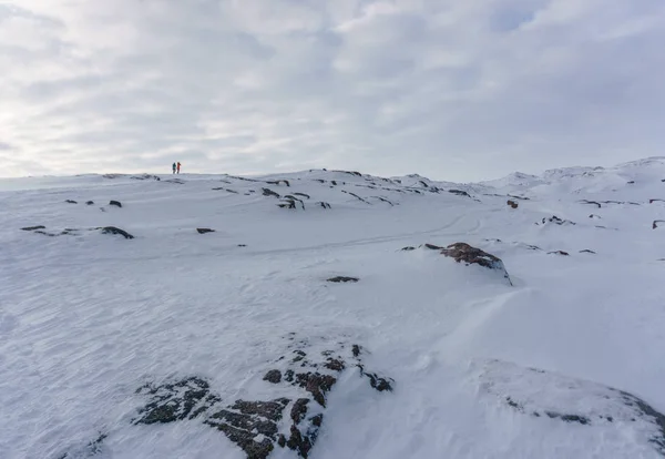 재킷에 사람들이 어딘가에 북극에 서리가 툰드라의 봉우리까지 — 스톡 사진