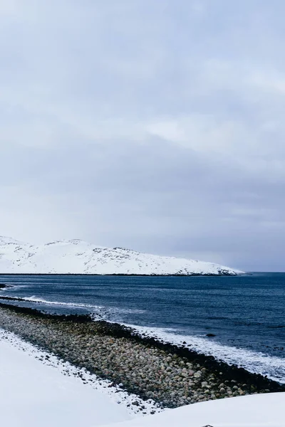 Costa Rocosa Azul Océano Frío Norte Cubierto Nieve Día Helado —  Fotos de Stock