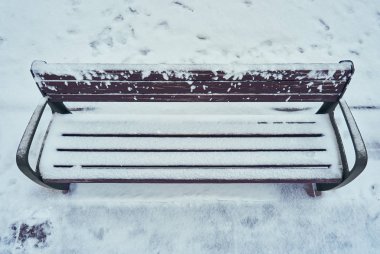 Sokaklar için diğer insanlara kar tabakası altında kışın ağaçta bir tezgah