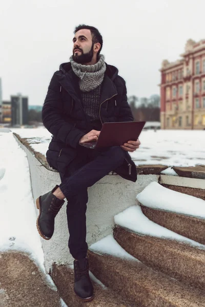 Tanar Barba Laptop Imbracat Calduros Afara Iarna Intr Rece Zapada — Fotografie, imagine de stoc