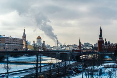 Moskova / Rusya - Şubat 2018: Moskova Kremlin, ana Tapınağı ve kazan dairesi gökyüzünde duman yayan yüksek boru kışın soğuk bir günde Red Square yakınındaki