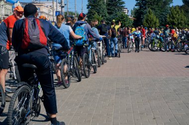 Rostov-on-Don / Rusya - Mayıs 2018: insanlar farklı bisiklet ile bir araya central Park'ta yıllık şehir Bisiklete binme geçit önünde güneşli sıcak üzerinde bir bahar günü