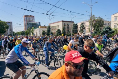 Rostov-on-Don / Rusya - Mayıs 2018: polis arabalarından tarafından bloke alanında, yüzlerce insan bir sıcak güneşli yıllık şehir geçit bisikletçiler başlangıç için bahar günü hazırlanıyorlar