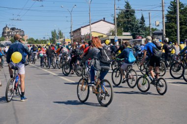 Rostov-on-Don / Rusya - Mayıs 2018: polis arabalarından tarafından bloke alanında, yüzlerce insan bir sıcak güneşli yıllık şehir geçit bisikletçiler başlangıç için bahar günü hazırlanıyorlar