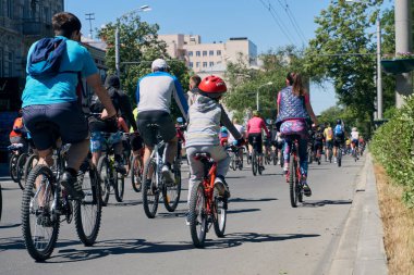 Rostov-on-Don / Rusya - Mayıs 2018: bir sürü insan çocuklu bir güneşli bahar gününde bisikletçiler geçit töreni sırasında onların bisiklet şehir merkezinde bloke sokaklarında sürme