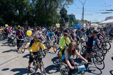 Rostov-on-Don / Rusya - Mayıs 2018: bir sürü insan çocuklu bir güneşli bahar gününde bisikletçiler geçit töreni sırasında onların bisiklet şehir merkezinde bloke sokaklarında sürme