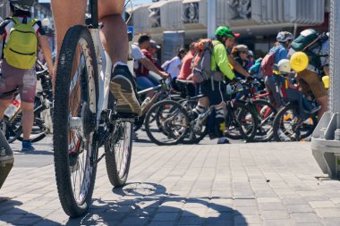 Rostov-on-Don / Rusya - Mayıs 2018: bir sürü insan çocuklu bir güneşli bahar gününde bisikletçiler geçit töreni sırasında onların bisiklet şehir merkezinde bloke sokaklarında sürme