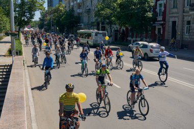 Rostov-on-Don / Rusya - Mayıs 2018: bir sürü insan çocuklu bir güneşli bahar gününde bisikletçiler geçit töreni sırasında onların bisiklet şehir merkezinde bloke sokaklarında sürme