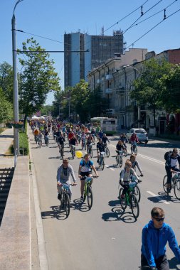 Rostov-on-Don / Rusya - Mayıs 2018: bir sürü insan çocuklu bir güneşli bahar gününde bisikletçiler geçit töreni sırasında onların bisiklet şehir merkezinde bloke sokaklarında sürme