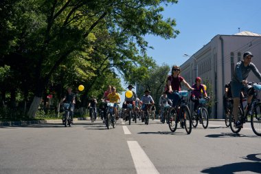 Rostov-on-Don / Rusya - Mayıs 2018: bir sürü insan çocuklu bir güneşli bahar gününde bisikletçiler geçit töreni sırasında onların bisiklet şehir merkezinde bloke sokaklarında sürme