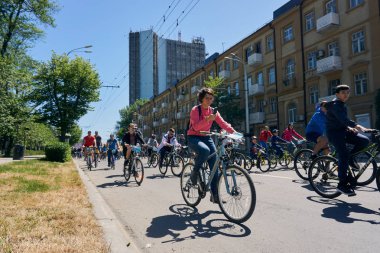 Rostov-on-Don / Rusya - Mayıs 2018: bir sürü insan çocuklu bir güneşli bahar gününde bisikletçiler geçit töreni sırasında onların bisiklet şehir merkezinde bloke sokaklarında sürme