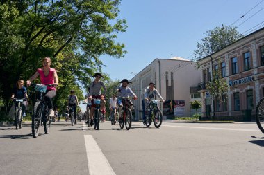 Rostov-on-Don / Rusya - Mayıs 2018: bir sürü insan çocuklu bir güneşli bahar gününde bisikletçiler geçit töreni sırasında onların bisiklet şehir merkezinde bloke sokaklarında sürme
