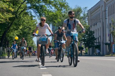 Rostov-on-Don / Rusya - Mayıs 2018: bir sürü insan çocuklu bir güneşli bahar gününde bisikletçiler geçit töreni sırasında onların bisiklet şehir merkezinde bloke sokaklarında sürme