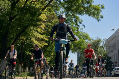 Rostov-on-Don / Rusya - Mayıs 2018: bir sürü insan çocuklu bir güneşli bahar gününde bisikletçiler geçit töreni sırasında onların bisiklet şehir merkezinde bloke sokaklarında sürme