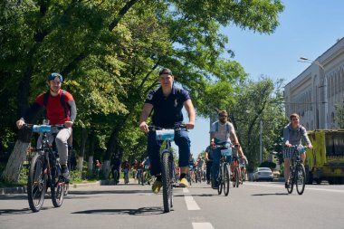 Rostov-on-Don / Rusya - Mayıs 2018: bir sürü insan çocuklu bir güneşli bahar gününde bisikletçiler geçit töreni sırasında onların bisiklet şehir merkezinde bloke sokaklarında sürme