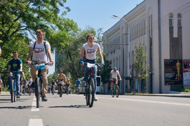 Rostov-on-Don / Rusya - Mayıs 2018: bir sürü insan çocuklu bir güneşli bahar gününde bisikletçiler geçit töreni sırasında onların bisiklet şehir merkezinde bloke sokaklarında sürme