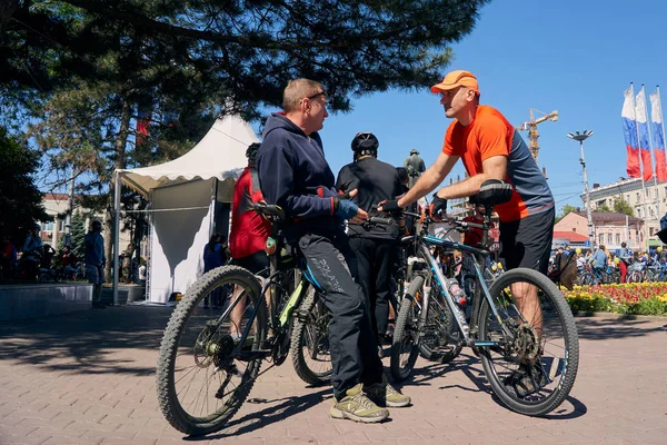 Rostov Don Rusia Mayo 2018 Personas Con Diferentes Bicicletas Reúnen — Foto de Stock