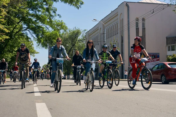 Rostov-on-Don / Rusya - Mayıs 2018: bir sürü insan çocuklu bir güneşli bahar gününde bisikletçiler geçit töreni sırasında onların bisiklet şehir merkezinde bloke sokaklarında sürme