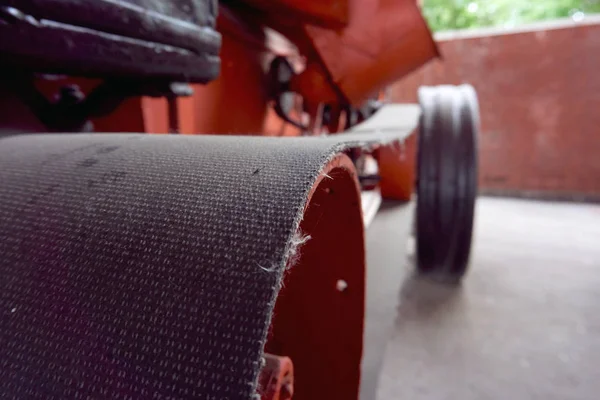 20. yüzyılın başlarında çok eski bir traktör bir açık hava Müzesi'nde lastik olmadan metal tekerlekler — Stok fotoğraf