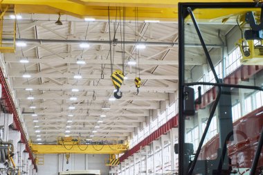 bir büyük fabrika Oda parlak bir günde tavan yapay aydınlatma ve büyük sarı kirişli Vinçler ile onarımı sonrası