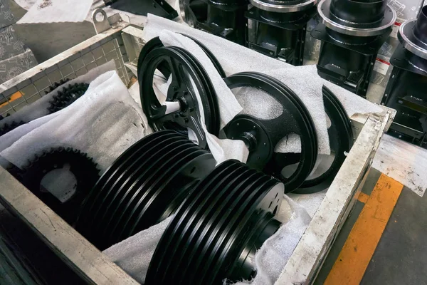 Piezas automotrices nuevas para el motor embalado en cajas en la línea de montaje de una fábrica grande —  Fotos de Stock