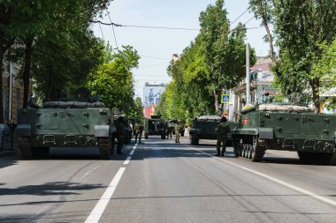 Rostov-on-Don / Rusya - Mayıs 2018: geçit töreni gerçek askeri teçhizat ve asker zafer onuruna şehrin sokaklarında