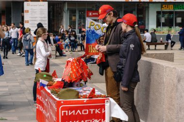 Rostov-on-Don / Rusya - 9 Mayıs 2018: sokak satıcıları tablolarda sokağın ortasında satmak Hatıra Eşyası, kırmızı bayraklar, St. George şeritler ve Zafer Bayramı tatil onuruna askeri sembolizm